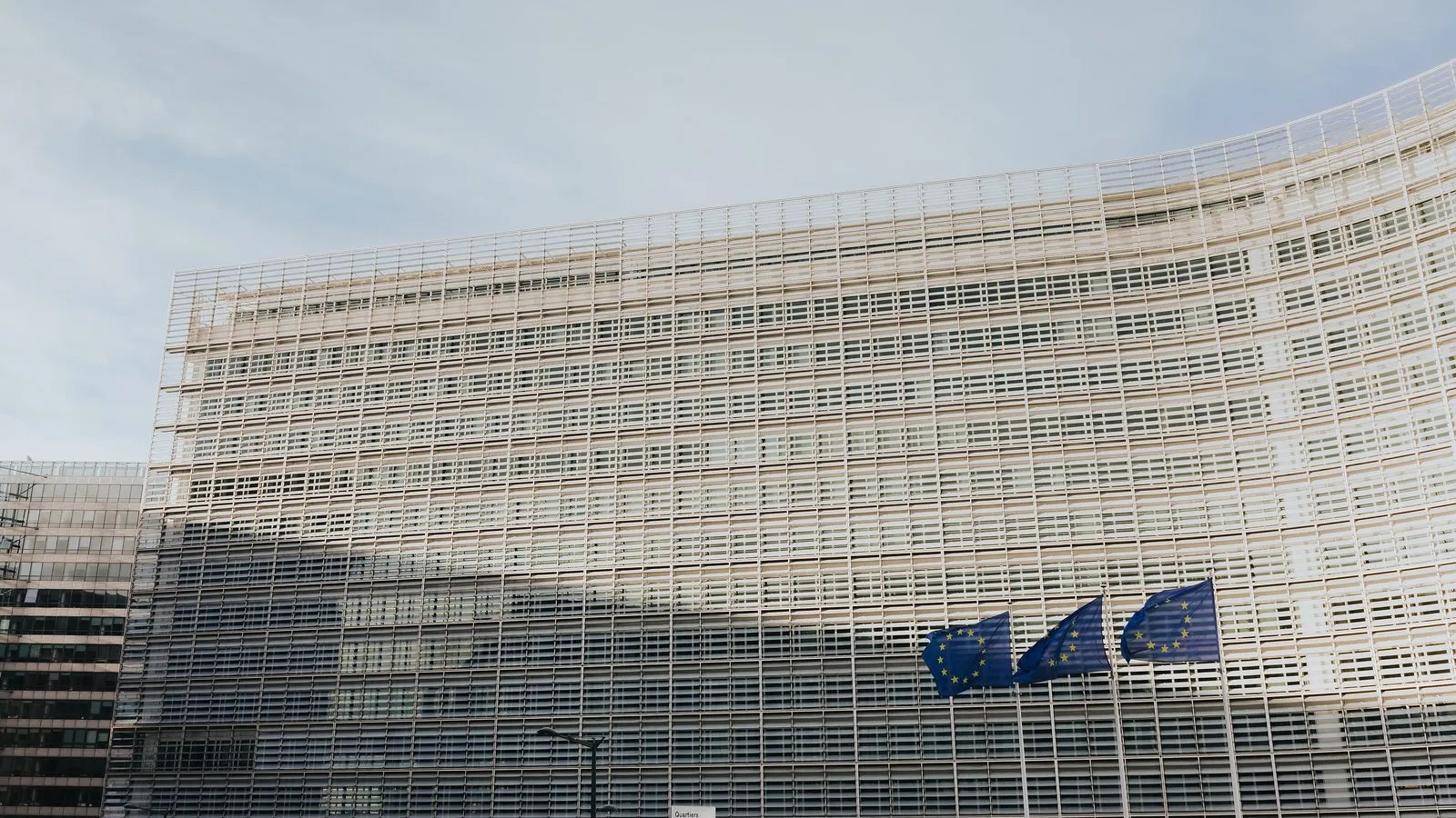 Dlaczego „czy AI jest już uregulowana” to złe pytanie dla kupujących z UE