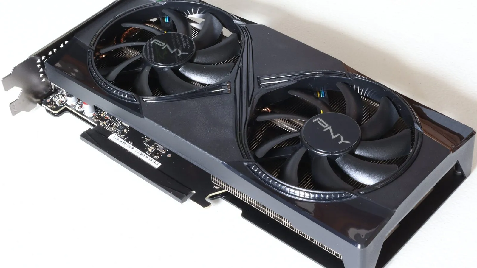 Una scheda video Nvidia GeForce RTX 5060 Ti nera a doppia ventola, fotografata di lato