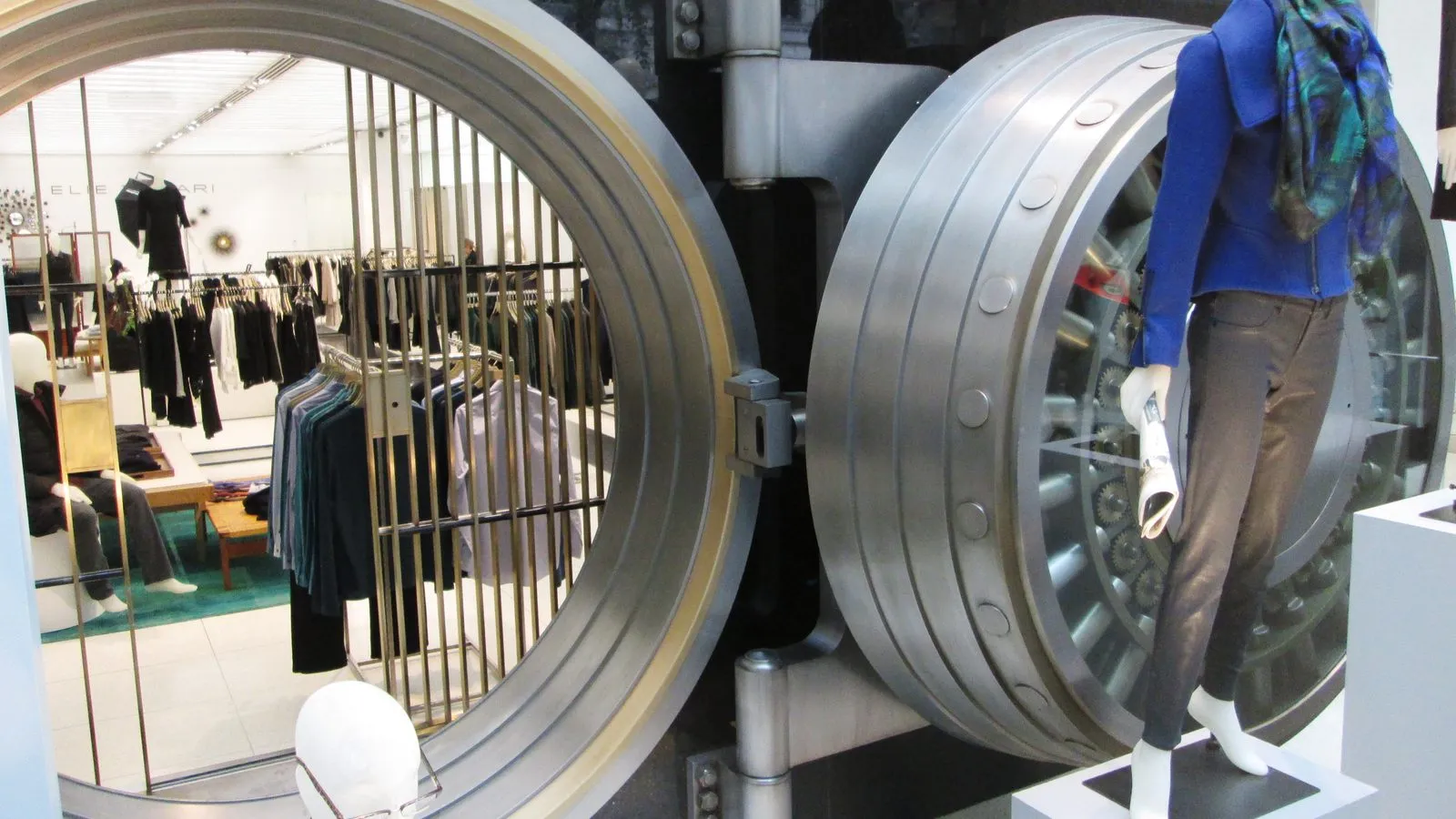 SOPS i Sealed Secrets: trzymaj dane plaintext z dala od Gita w Kubernetes dla MSP