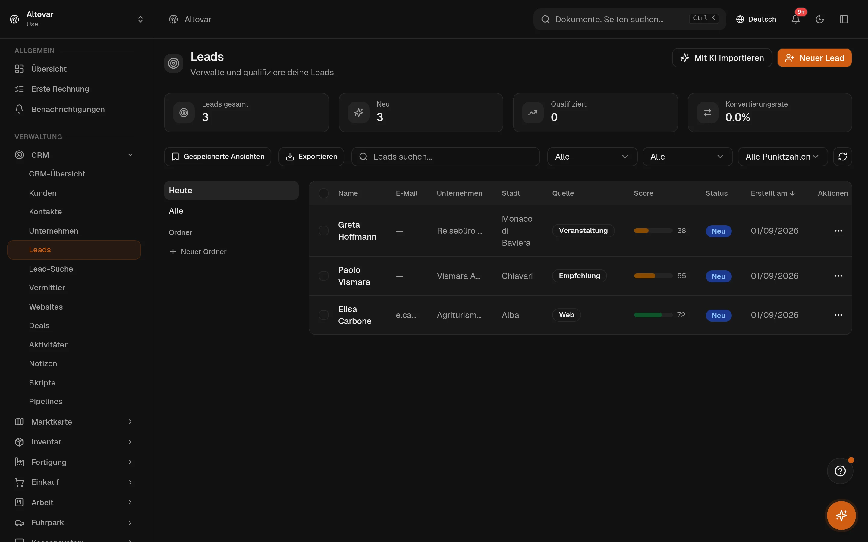 Die Lead-Liste von Equinox: drei Leads eines Demo-Unternehmens mit Quelle, Score-Balken, Status und Erstellungsdatum, dazu die Summen und die Konversionsrate oben.