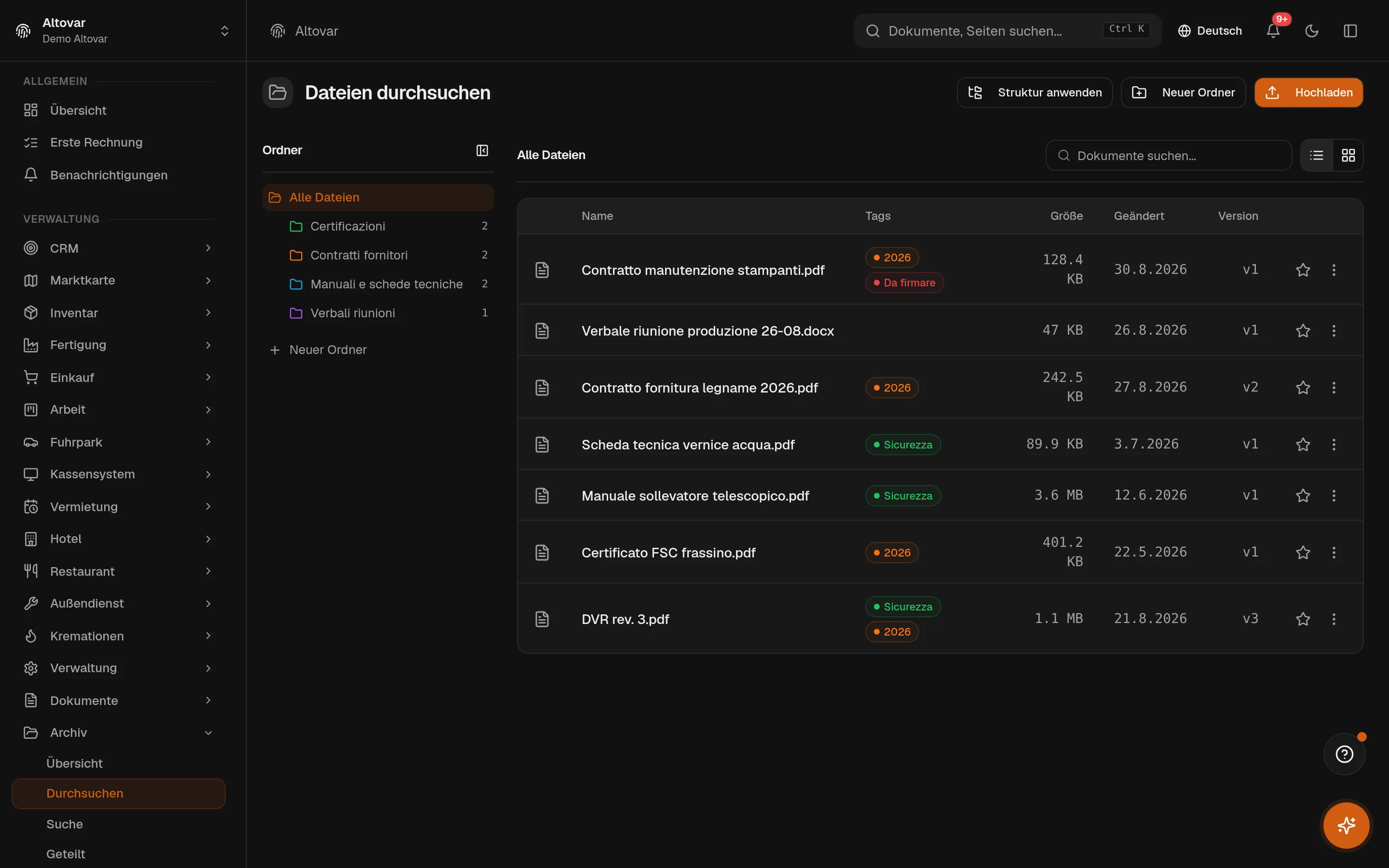 Das Dokumentenarchiv von Equinox: Ordner eines Demo-Unternehmens links, Dokumente mit Tags, Größe, Datum und Version rechts.