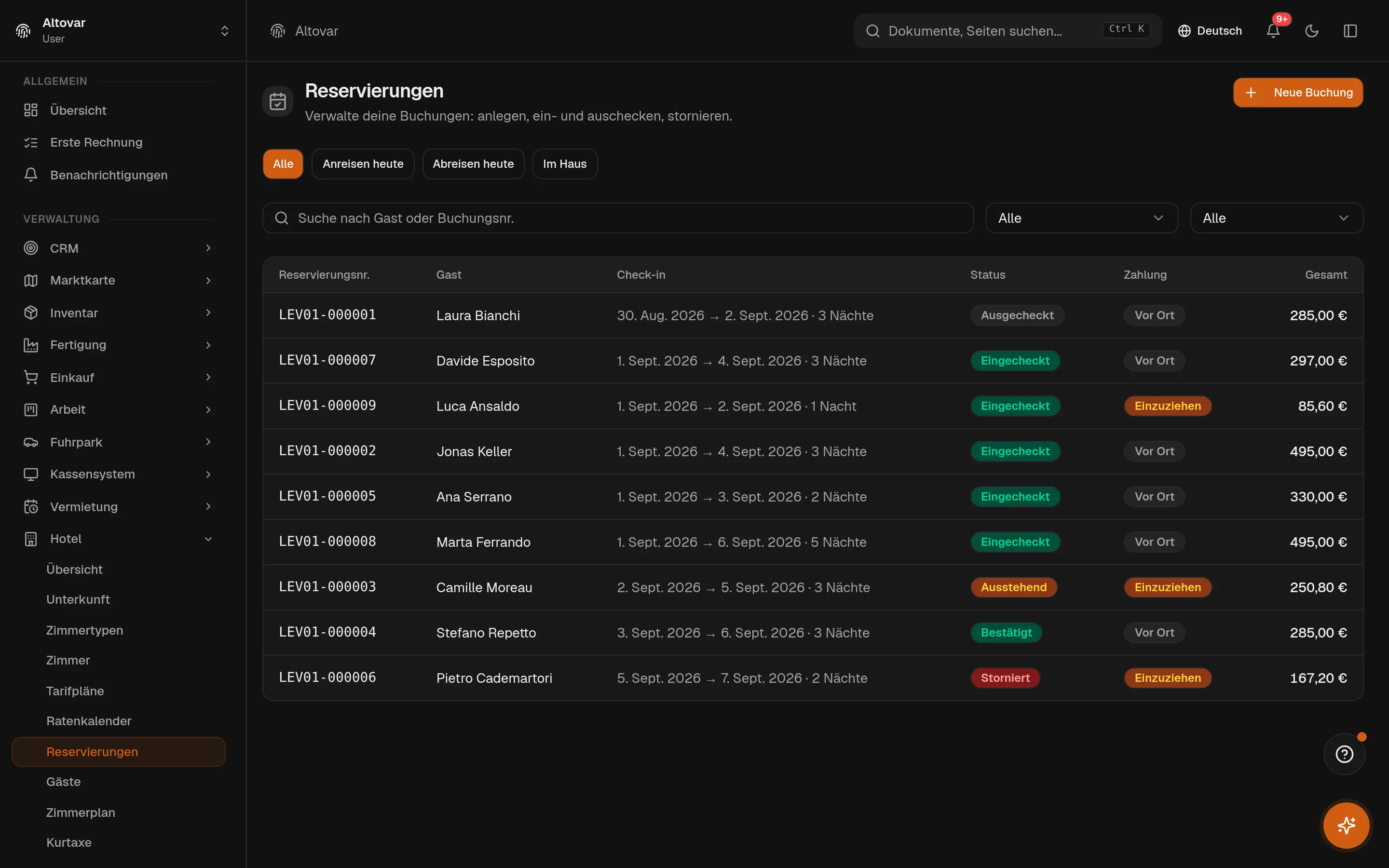 Die Reservierungsliste des Equinox-Hotelmoduls: Reservierungen eines Demo-Betriebs mit Nummer, Gast, Daten und Nächten, Status-Badge, Zahlungsstatus und Gesamtbetrag.