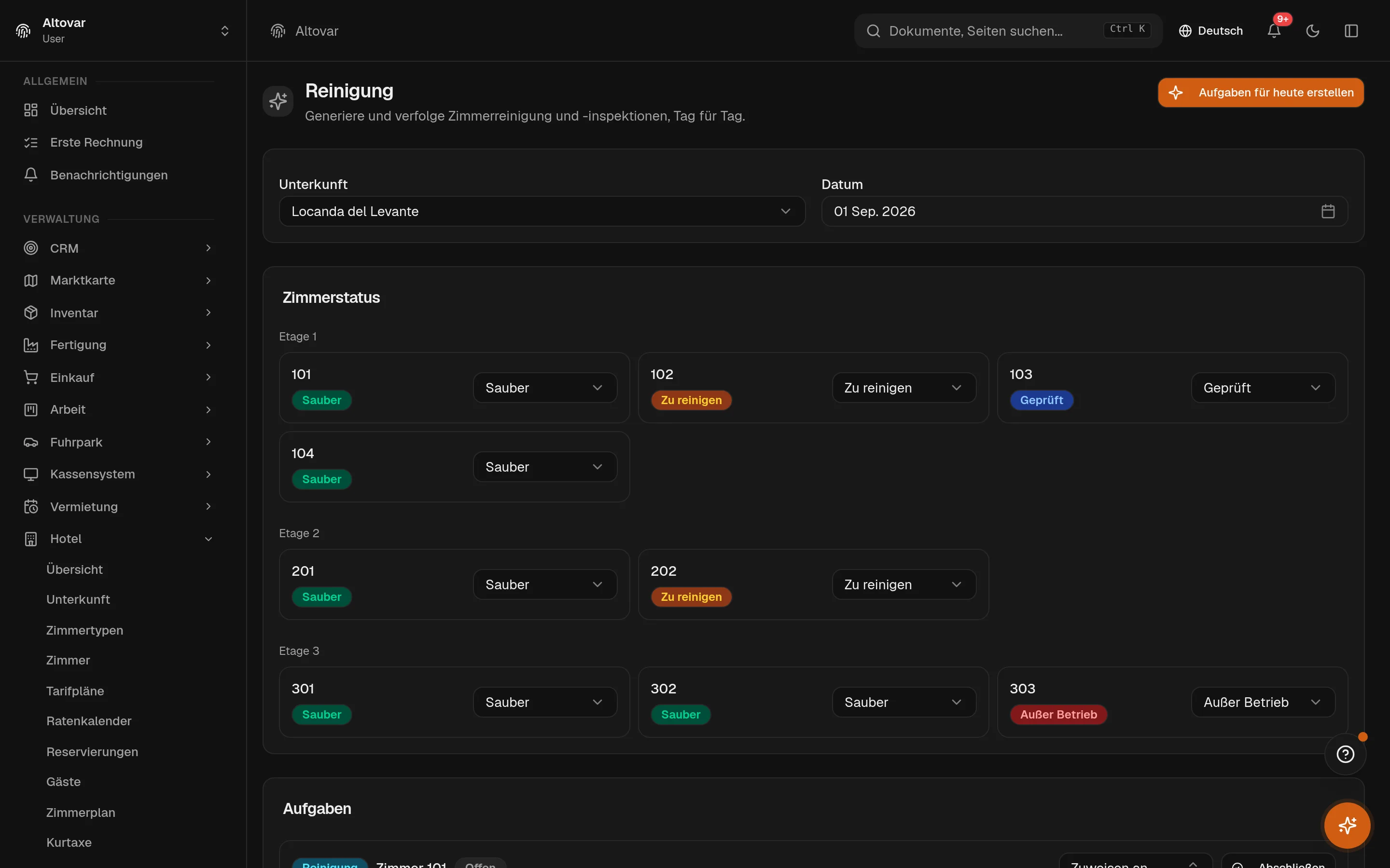 Der Housekeeping-Bildschirm von Equinox: die Zimmer eines Demo-Betriebs gruppiert nach Stockwerk mit ihrem Status-Badge und Auswahlfeld, und die Aufgabenliste darunter.