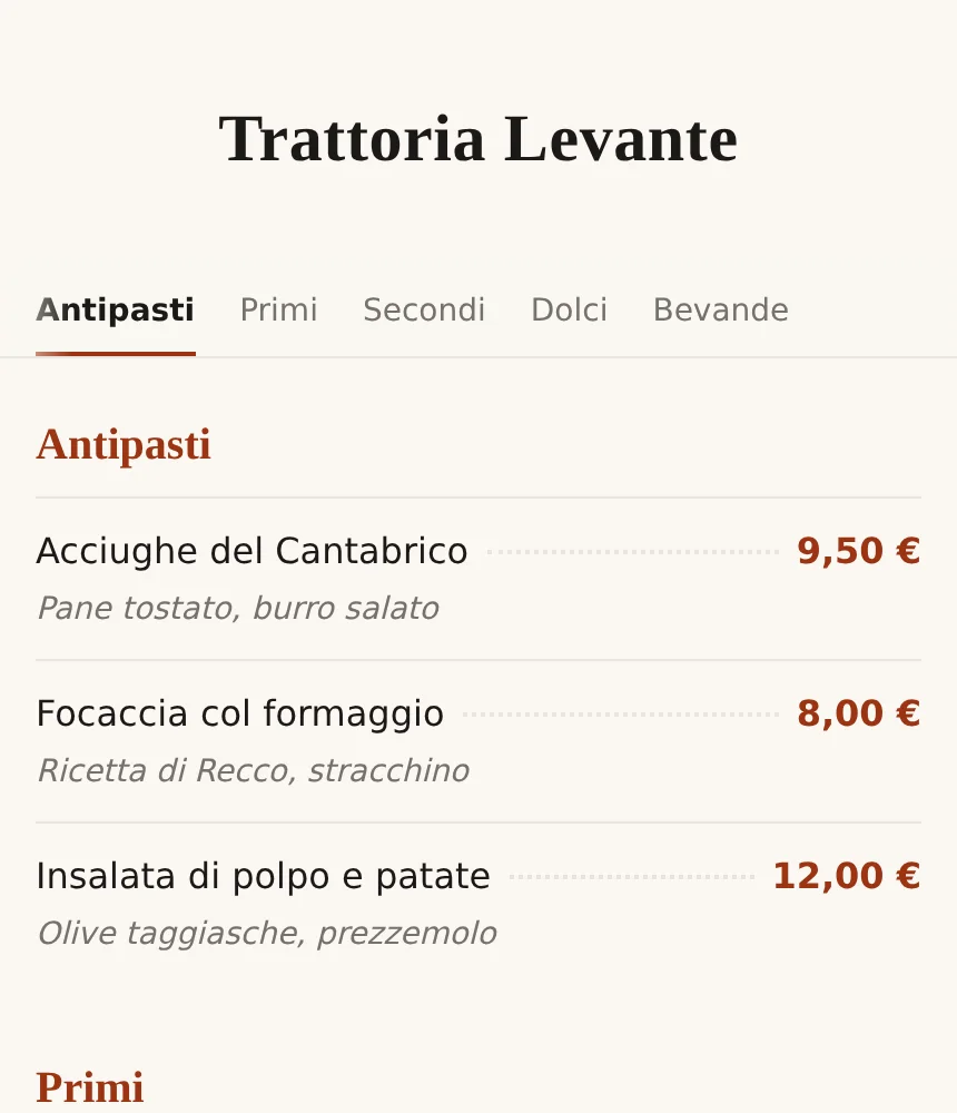 Die öffentliche QR-Speisekarte einer Demo-Trattoria auf einem Telefon: Name des Lokals, Kategorie-Reiter, die Vorspeisen mit Beschreibung und Preis, die Überschrift der ersten Gänge.
