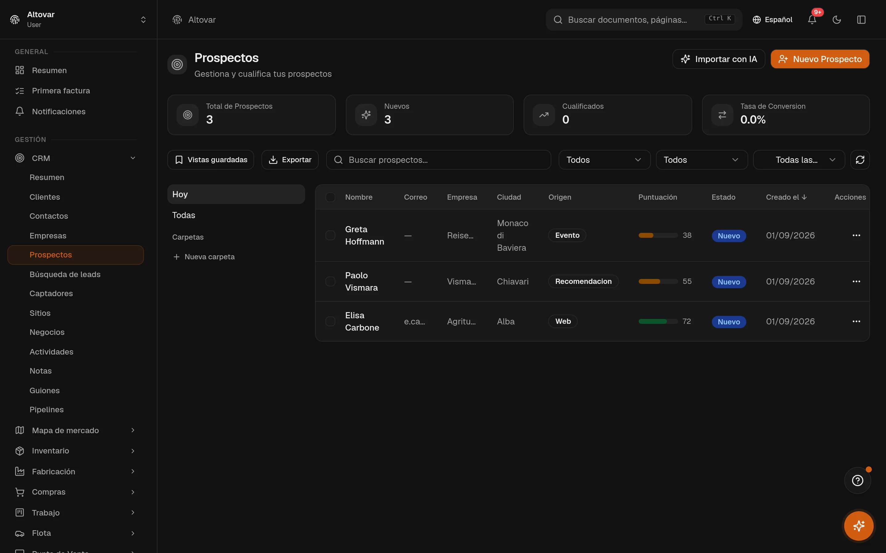 La lista de leads de Equinox: tres leads de una empresa demo con origen, barra de puntuación, estado y fecha de creación, además de los totales y la tasa de conversión arriba.