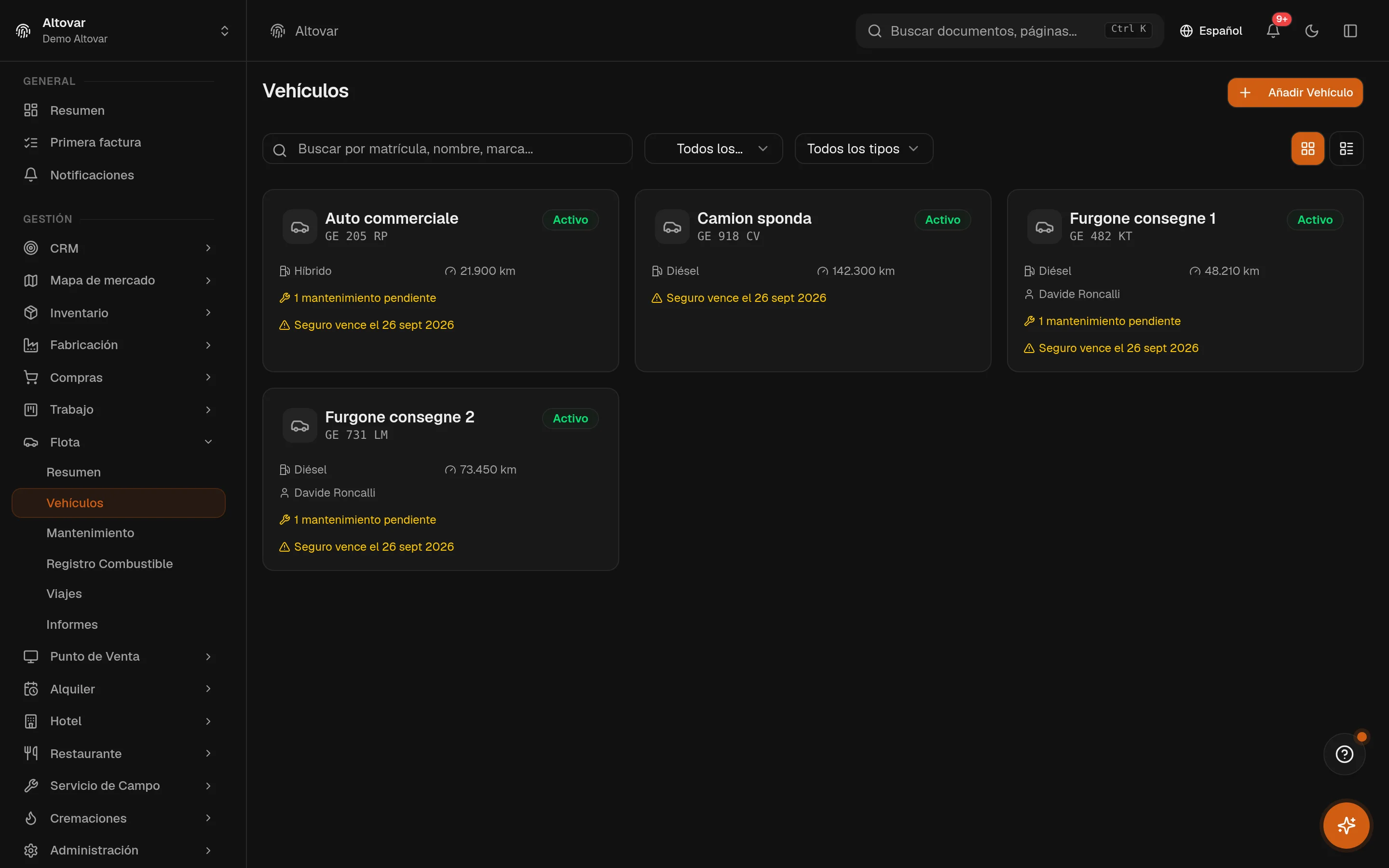 La vista de vehículos de la flota de Equinox: furgonetas y un camión de una empresa demo como tarjetas con matrícula, combustible, kilómetros, conductor y el aviso de seguro por vencer.