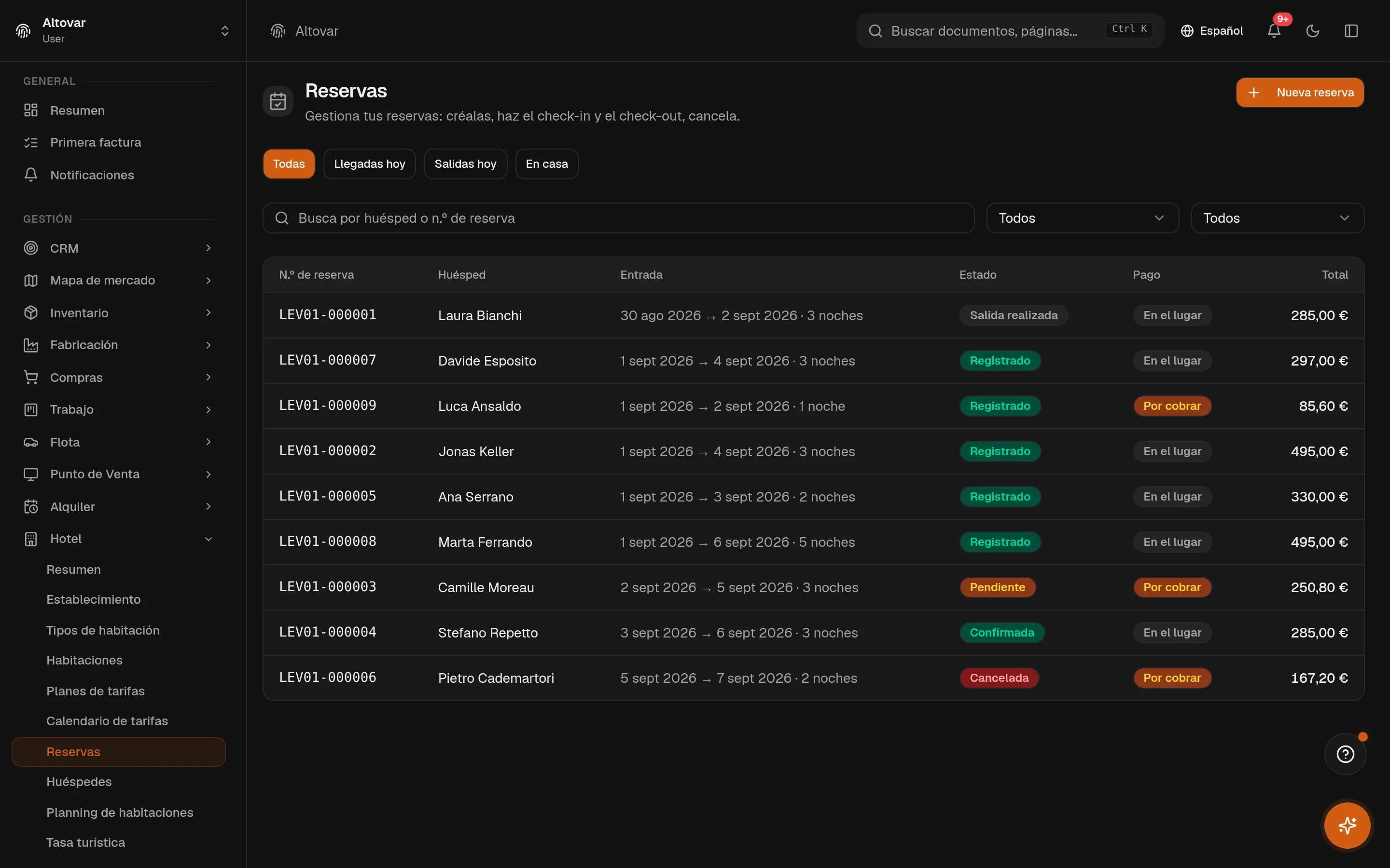 La lista de reservas de hotel de Equinox: reservas de un establecimiento demo con número, huésped, fechas y noches, insignia de estado, estado del pago y total.