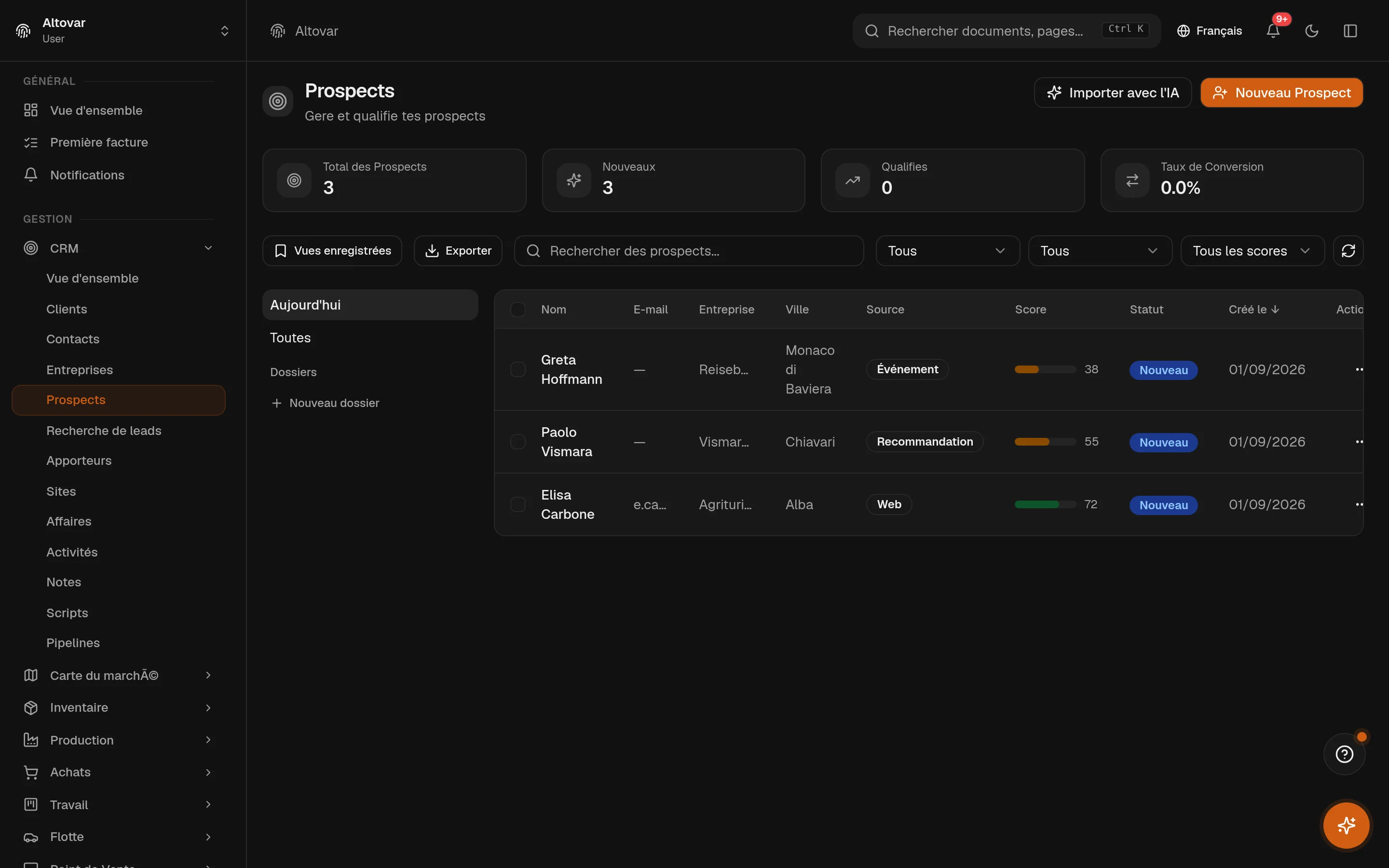La liste des leads d’Equinox : trois leads d’une entreprise de démonstration avec source, barre de score, statut et date de création, plus les totaux et le taux de conversion en haut.