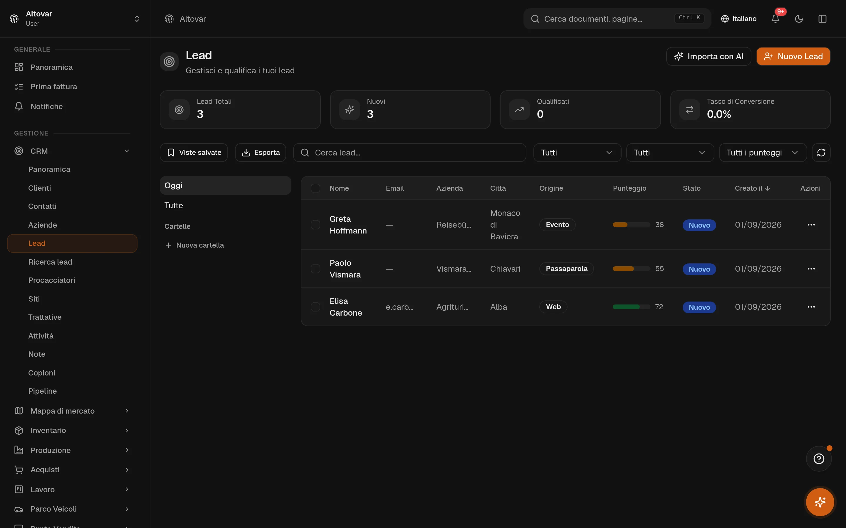 La lista lead di Equinox: tre lead di un'azienda demo con origine, barra del punteggio, stato e data di creazione, e i totali con il tasso di conversione in alto.