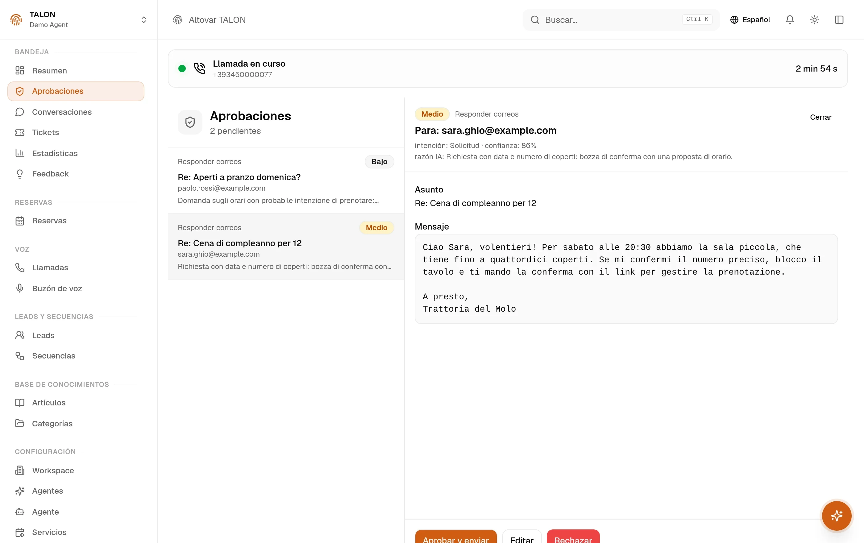 La cola de aprobaciones en la consola TALON: dos borradores de email en espera, y el seleccionado abierto con el destinatario, la intención y la confianza de la IA, el asunto y el mensaje redactado.