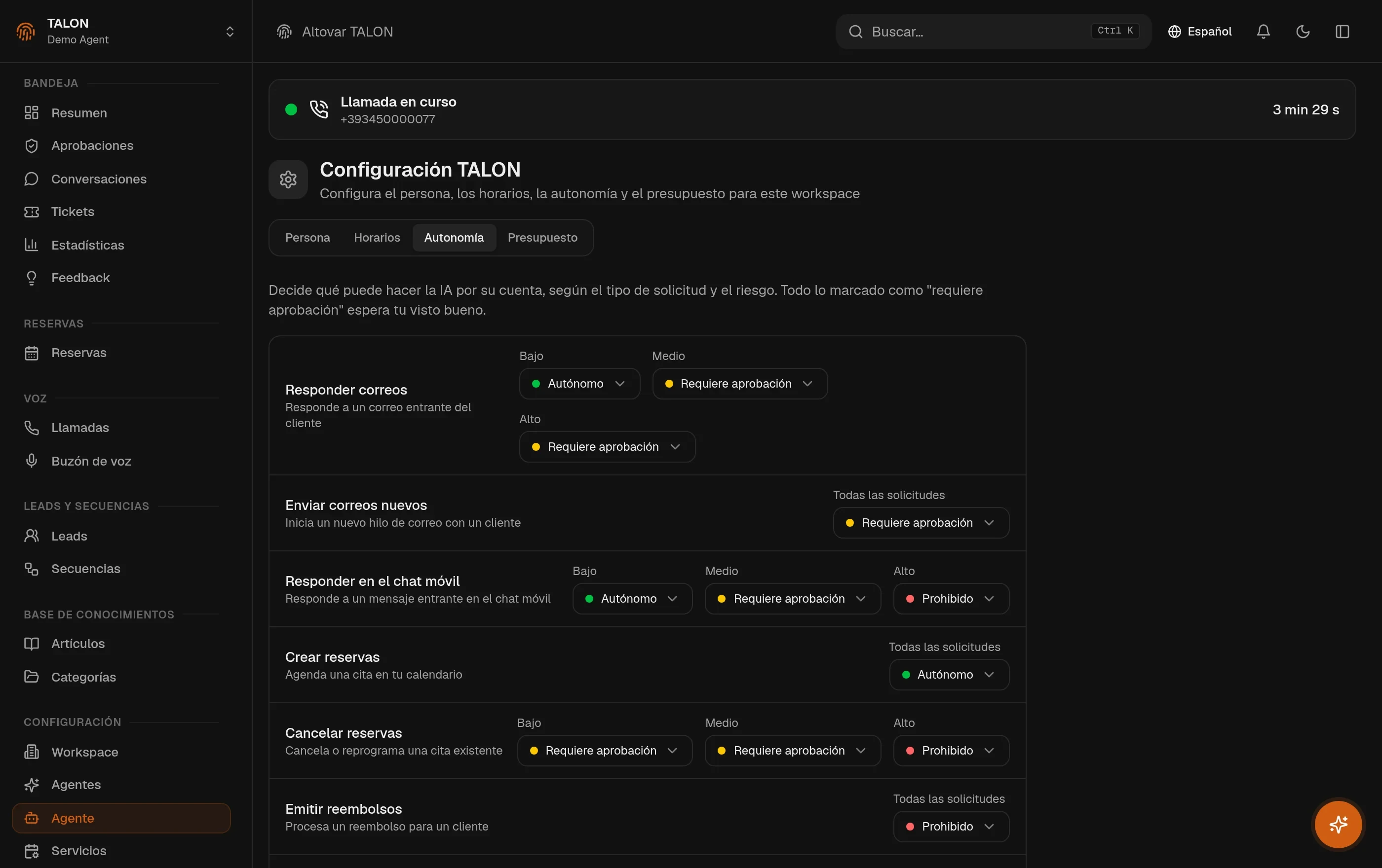 La matriz de autonomía en los ajustes de TALON: filas para responder emails, enviar emails nuevos, responder en el chat móvil, crear reservas y cancelar reservas, cada una con un veredicto — autónoma, requiere aprobación o prohibida — por nivel de riesgo.
