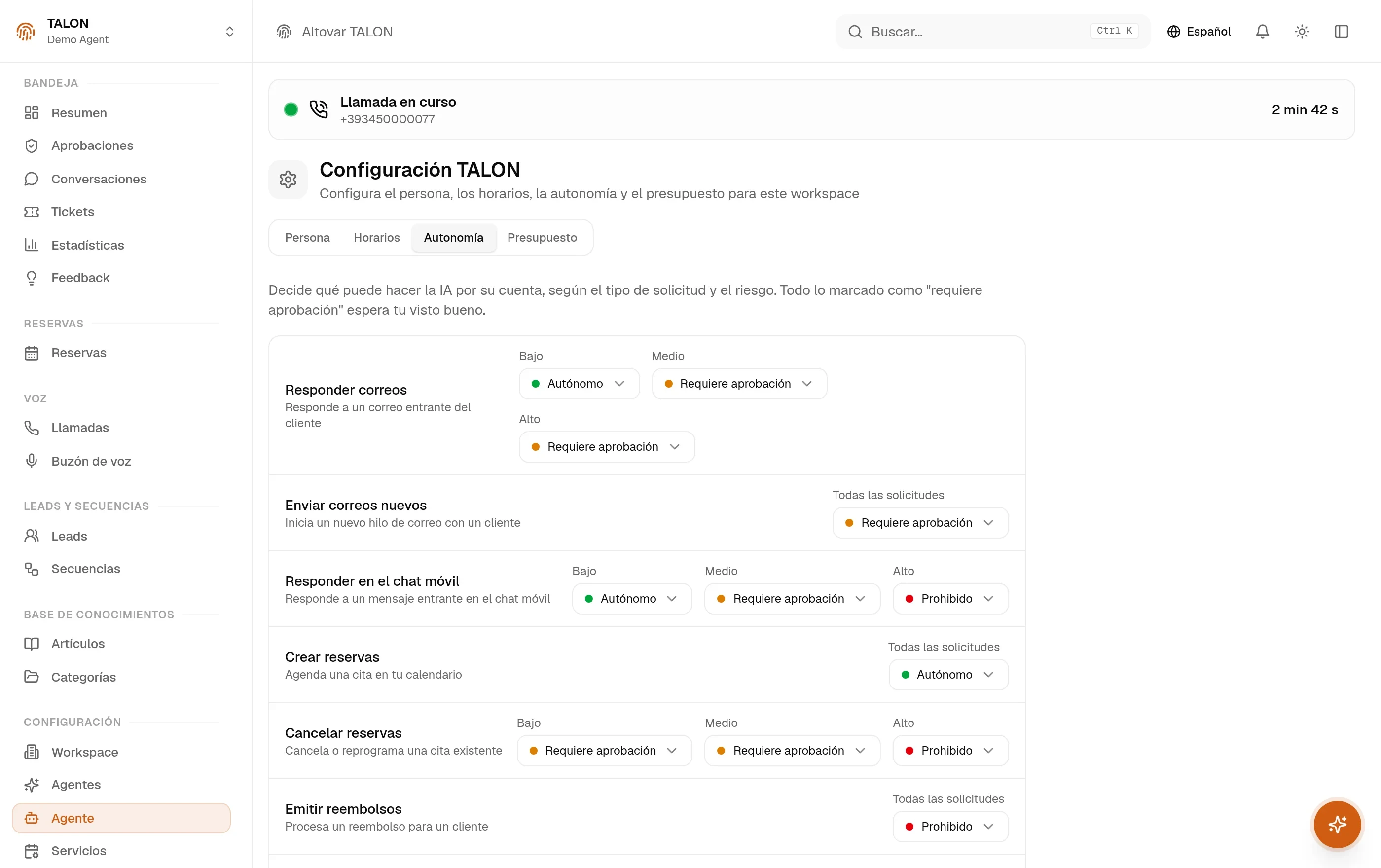 La matriz de autonomía en los ajustes de TALON: filas para responder emails, enviar emails nuevos, responder en el chat móvil, crear reservas y cancelar reservas, cada una con un veredicto — autónoma, requiere aprobación o prohibida — por nivel de riesgo.